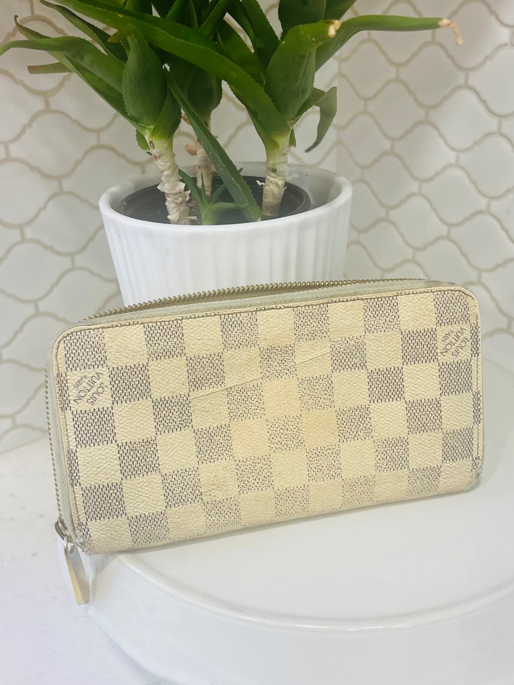 Louis Vuitton Women’s Damier Azur Beige/Cream Zip-Around Wallet w/ Zipper.